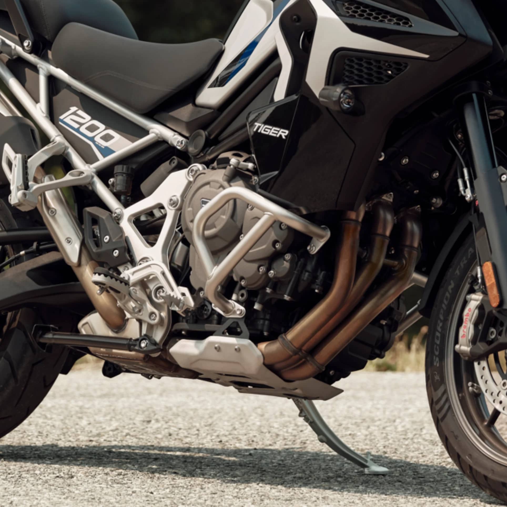 La 1200 dernière génération offre un niveau inédit de raffinement. La nouvelle version du vilebrequin et de l’arbre d’équilibrage de vilebrequin optimise la masse en rotation à l’intérieur du moteur, tandis que le nouveau profil d’arbre à cames rend l’ouverture des soupapes plus progressive et fluidifie le chevauchement entre les courses pour une meilleure maniabilité à bas et moyen régimes. Le contrôle rigoureux des principaux paramètres opérationnels du moteur garantit un jeu précis aux soupapes et un fonctionnement exceptionnellement silencieux.