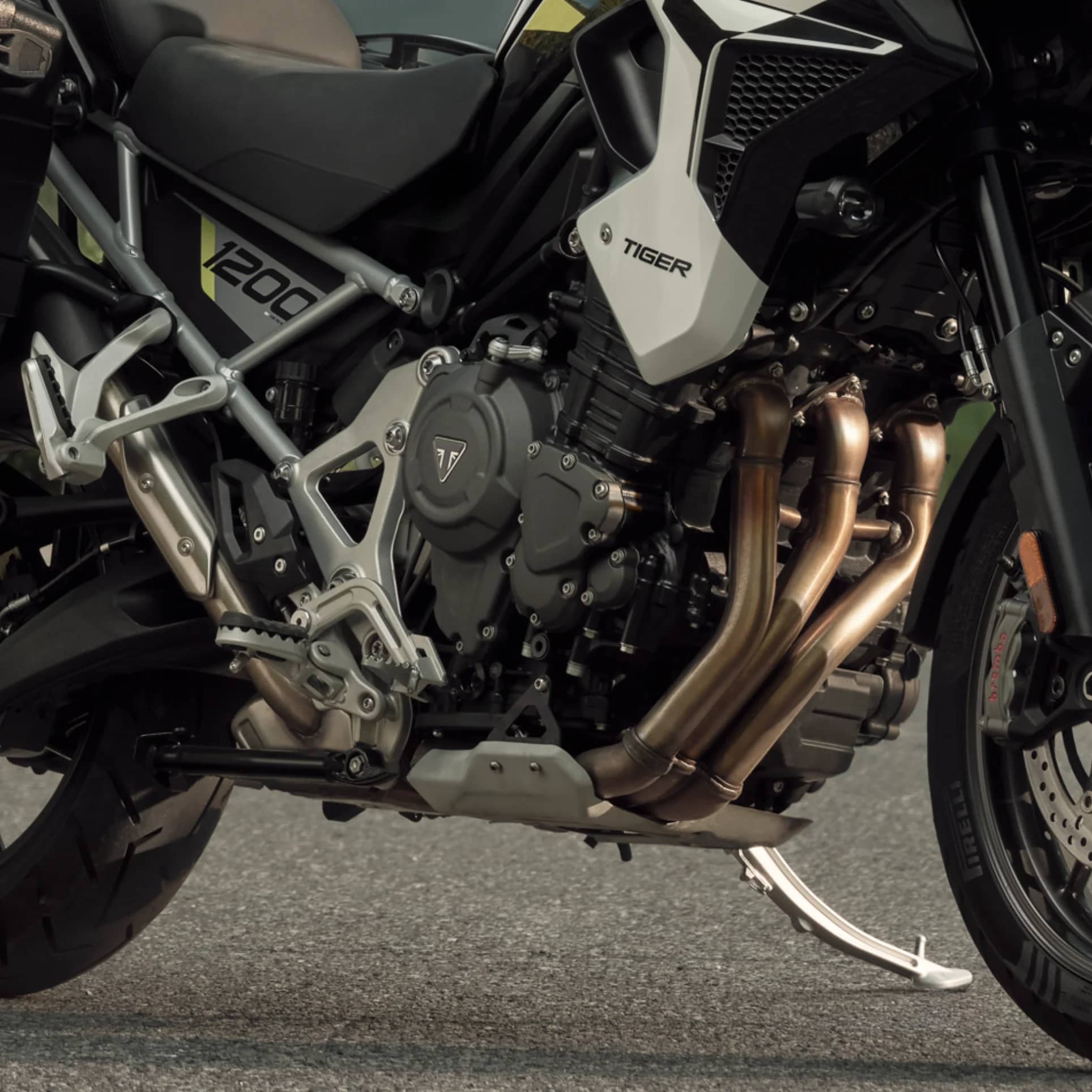 La 1200 dernière génération offre un niveau inédit de raffinement. La nouvelle version du vilebrequin et de l’arbre d’équilibrage de vilebrequin optimise la masse en rotation à l’intérieur du moteur, tandis que le nouveau profil d’arbre à cames rend l’ouverture des soupapes plus progressive et fluidifie le chevauchement entre les courses pour une meilleure maniabilité à bas et moyen régimes. Le contrôle rigoureux des principaux paramètres opérationnels du moteur garantit un jeu précis aux soupapes et un fonctionnement exceptionnellement silencieux.