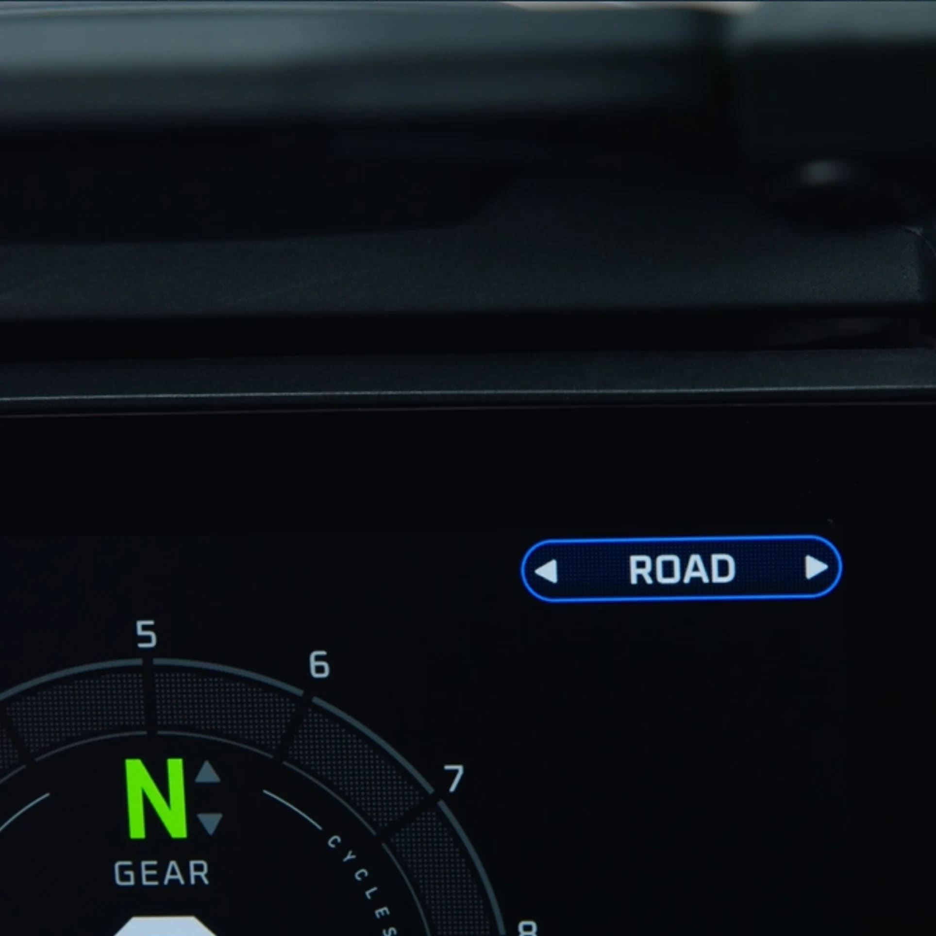 Cinque modalità di guida preconfigurate (Road, Rain, Eco, Sport, Off-Road) e due modalità Rider completamente personalizzabili, oltre alla modalità Off-Road Pro* sulle versioni Rally, ottimizzano il comportamento della moto su strada. È anche possibile personalizzare le modalità disponibili e passare rapidamente da una all'altra tramite il pulsante dedicato. Adattandosi al terreno e alle condizioni, le modalità di guida modificano la mappatura dell'acceleratore, riducendo la potenza massima per le modalità Eco e Rain, e regolano le tarature di ABS, Traction Control e freno motore per una risposta ottimale. (*Modalità Off-Road Pro solo sulle versioni Rally)