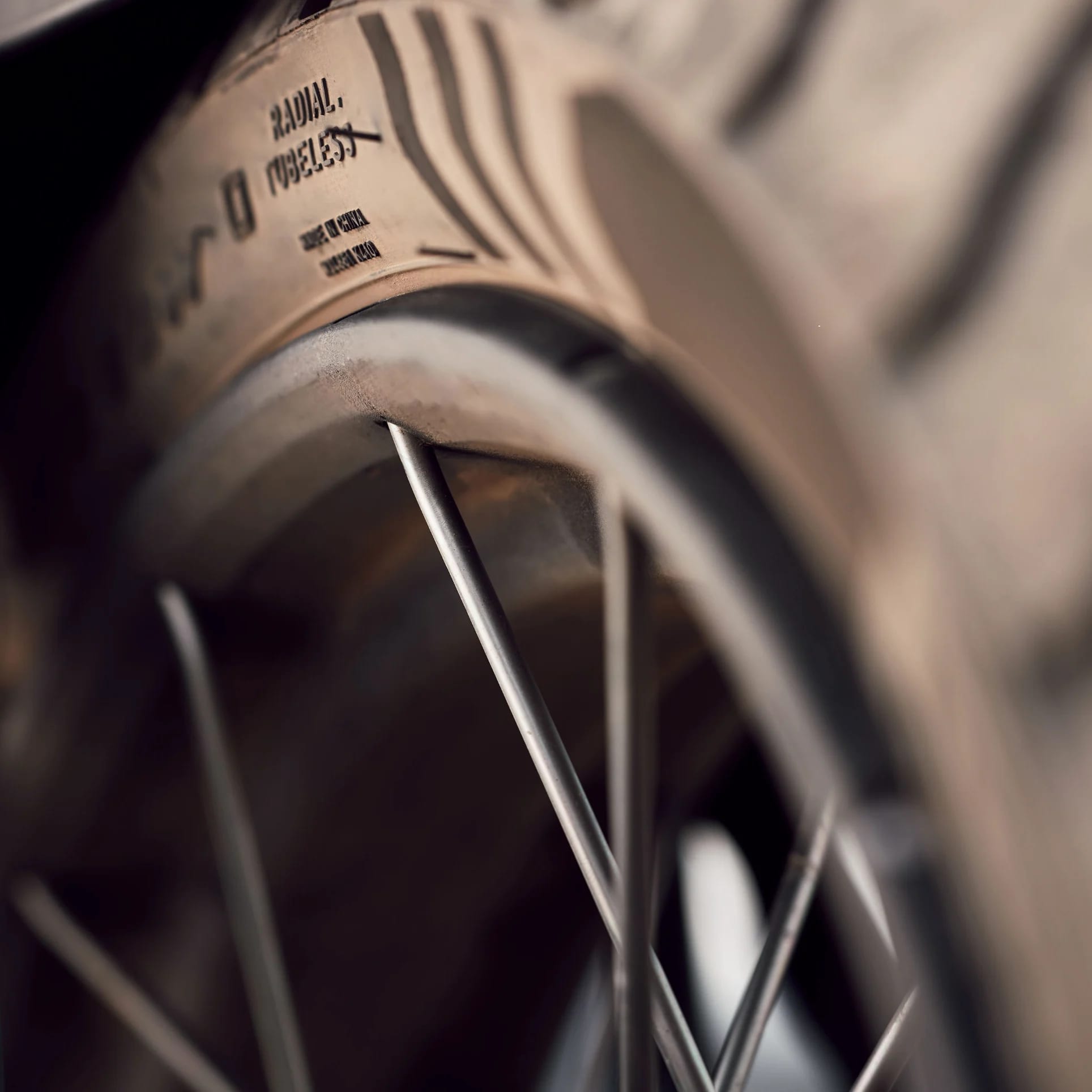 La roue avant de 19 pouces et la roue arrière de 17 pouces vous assurent maniabilité, souplesse et stabilité dans un large éventail de conditions de conduite. Choisissez les jantes légères en alliage d’aluminium pour des sensations routières, ou les roues à rayons entrelacés robustes avec jantes légères en aluminium pour un tempérament tout-terrain. Quel que soit votre choix, l’adhérence et la réactivité sont assurées en toutes circonstances par des pneus premium hautes performances.