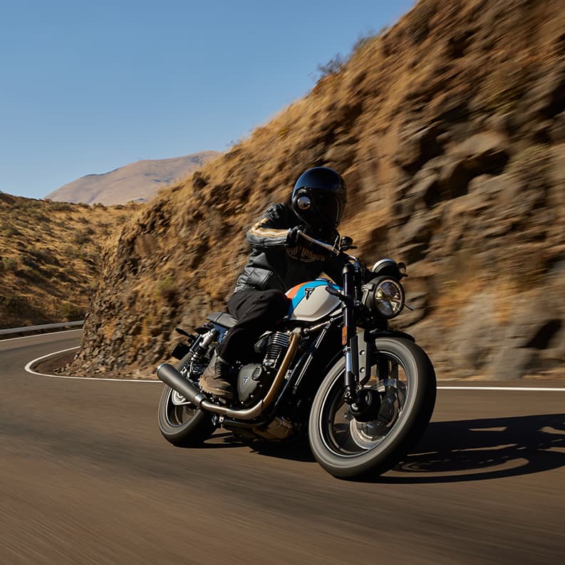 Chaque tour de poignée libère une réponse immédiate et un son d’échappement évocateur.