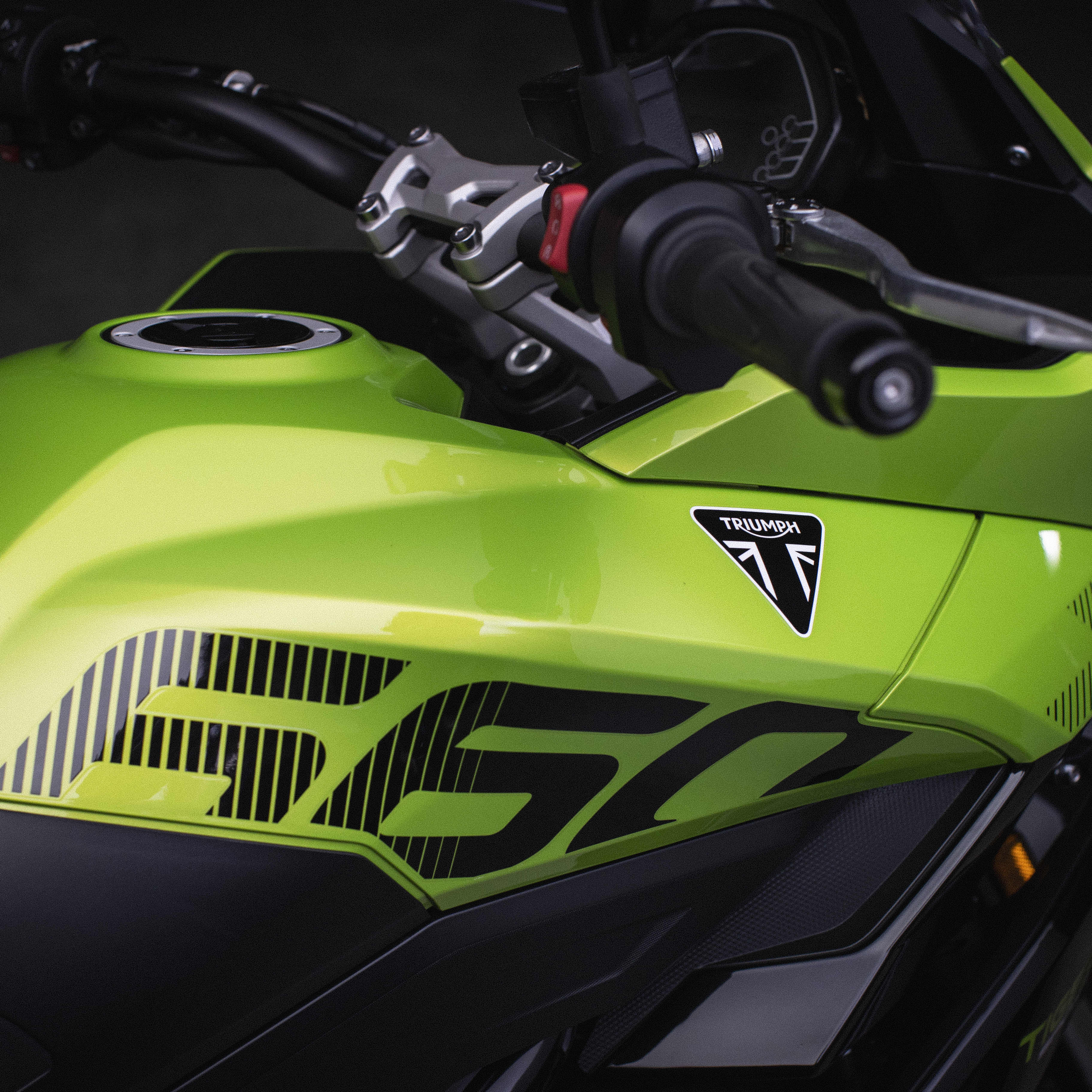 Tiger Sport 660 in every way, with all the advantages of Triumph’s category-redefining triple 660cc engine. Strong. Versatile. And with its poised design, it embodies the contemporary Triumph style and character.