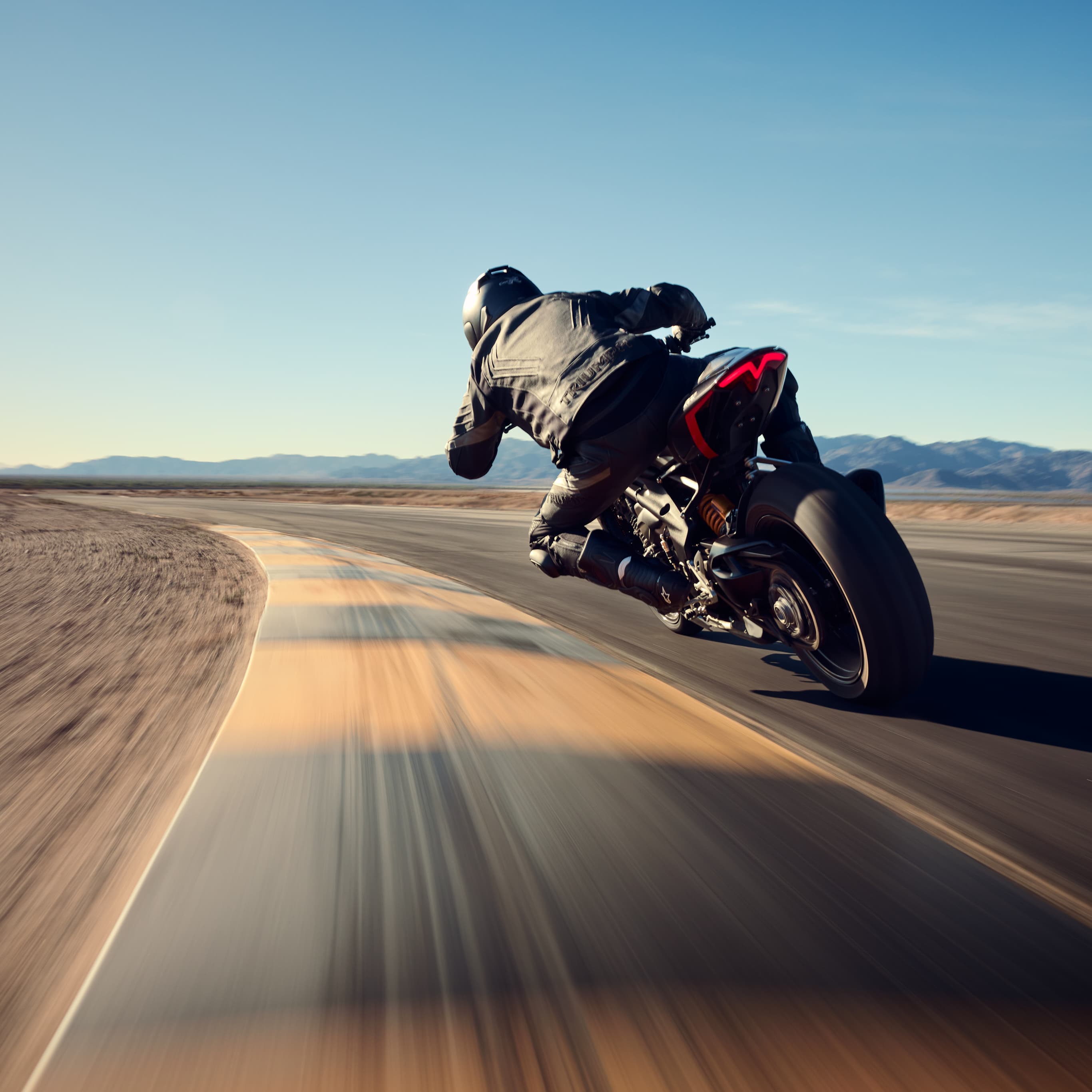 Das semi-aktive Fahrwerk von Öhlins SmartEC3, die präzise abgestimmte Dynamik und die roadstertypische Sitzposition sorgen für Agilität und Kontrolle in jeder Kurve.