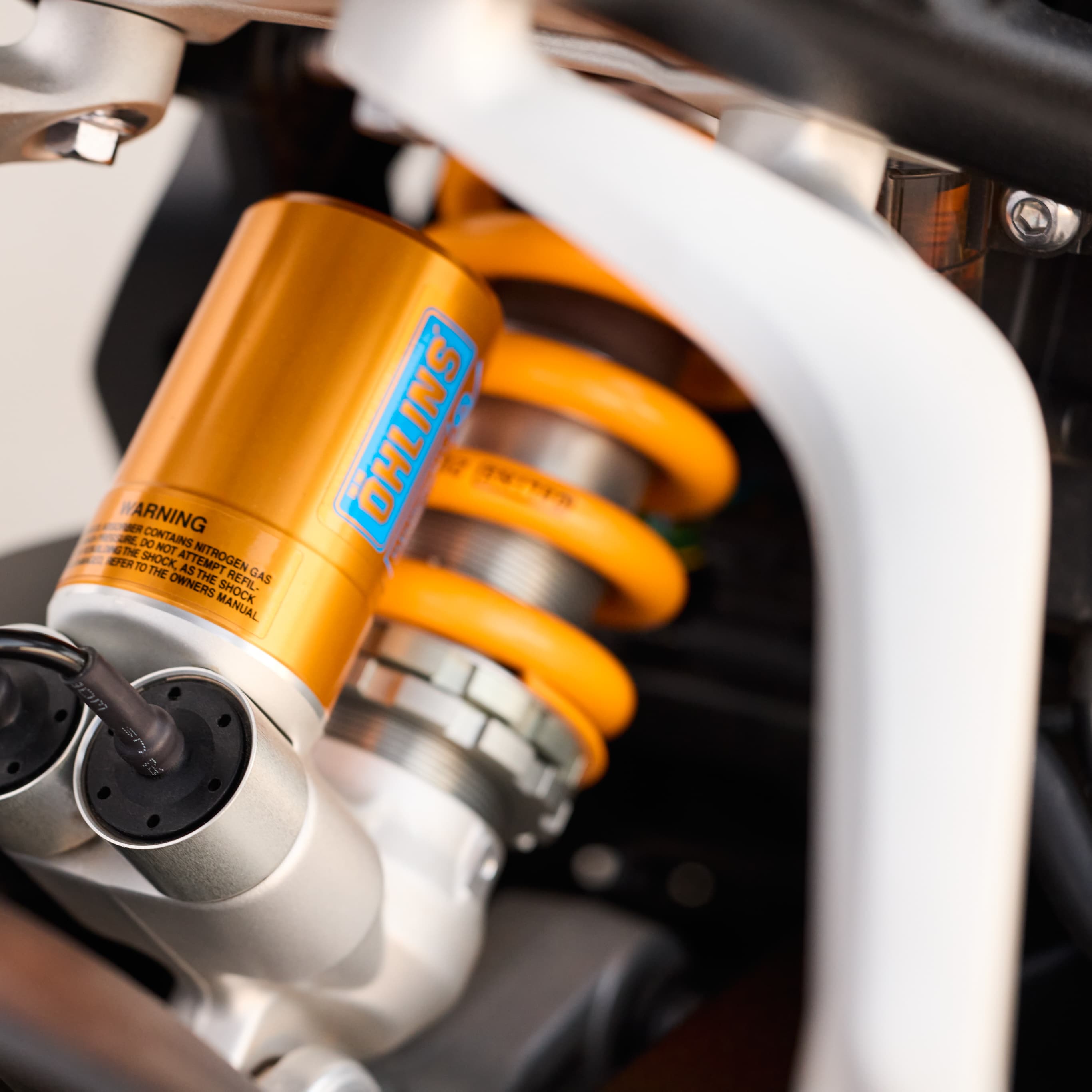 Das hochmoderne Fahrwerk von Öhlins SmartEC3 und eine umfassende Ausstattung an elektronischen Fahrhilfen sorgen für noch mehr Adrenalin und ermöglichen es, sportlicher als je zuvor zu fahren.