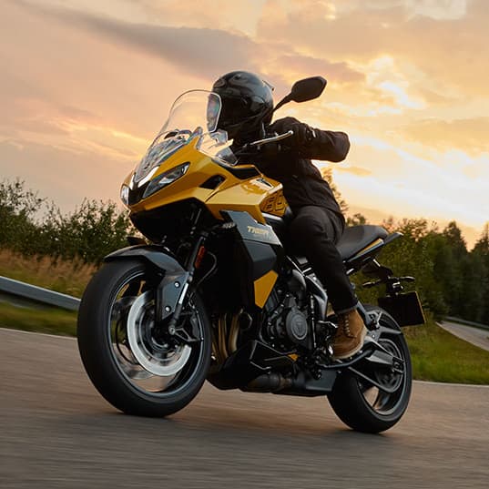 The Tiger Sport 800’s triple engine delivers 115 PS and 84 Nm of torque, providing a rush of instant acceleration with smooth, linear power delivery.