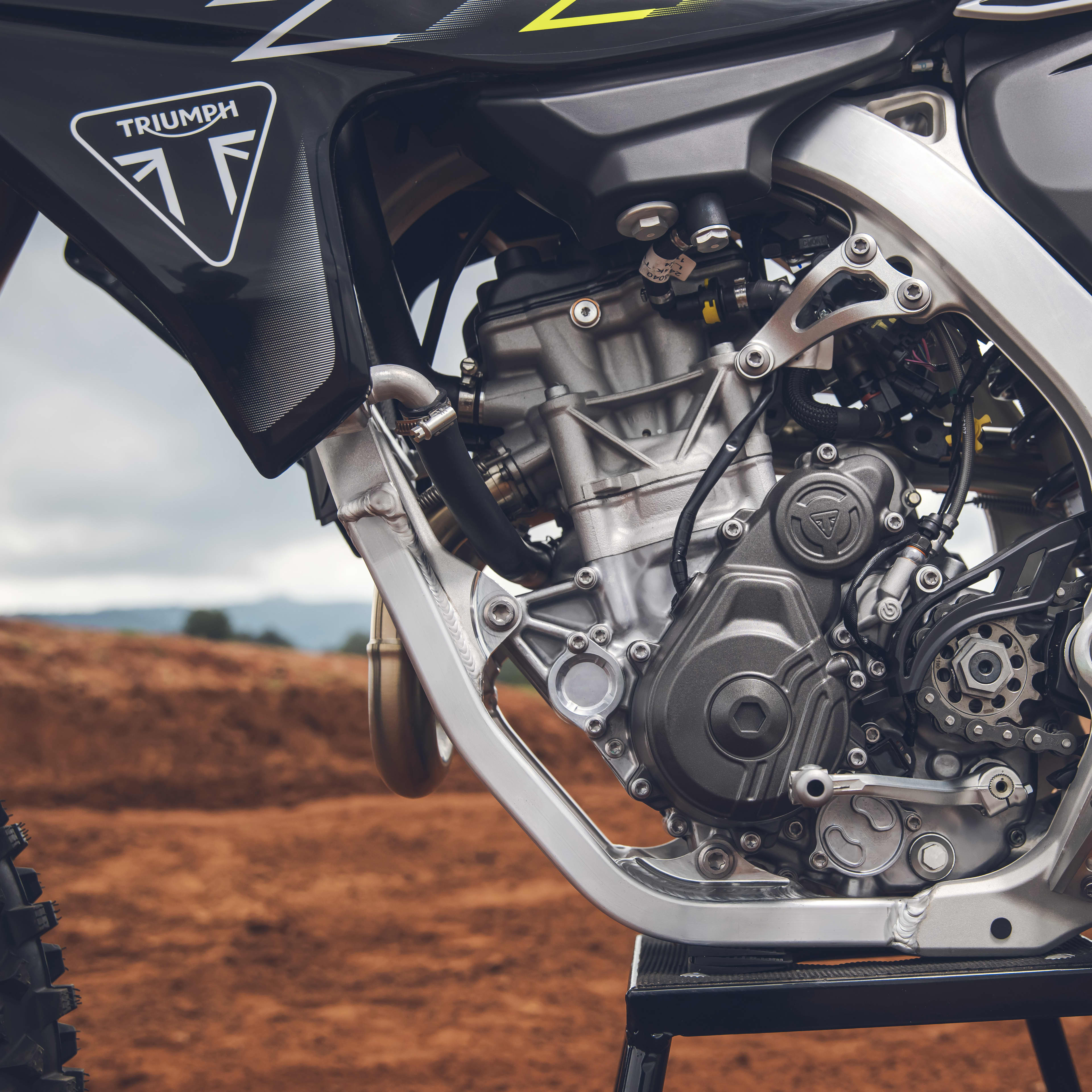The MY26 TF 250-X’s high-performance single delivers explosive power with championship-ready control. 