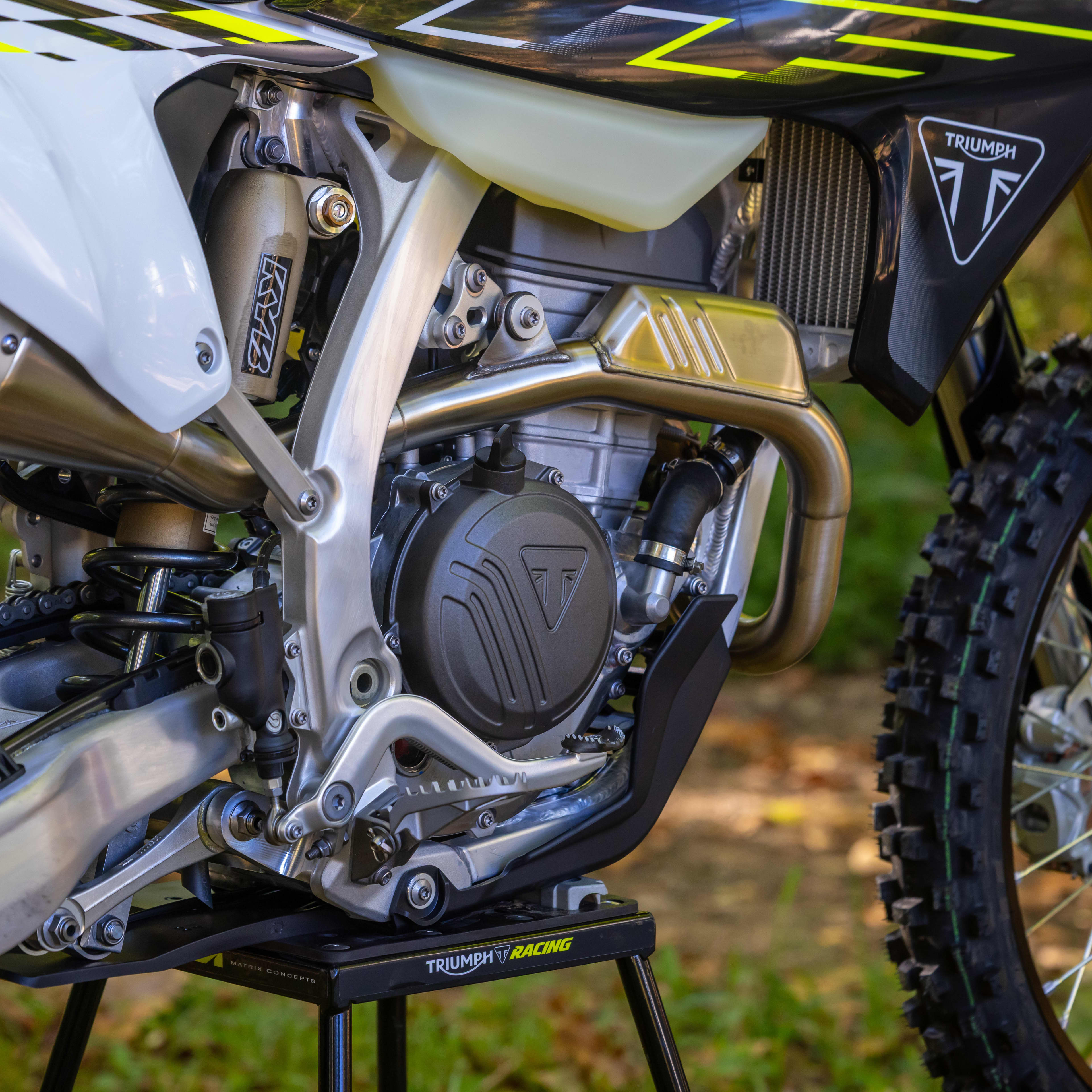 Conçu pour s’imposer en cross country, le moteur à quatre temps de 450 cm³ testé en championnat de la TF 450-C produit un large éventail de couples, des accélérations explosives et des performances à haut régime, avec un contrôle durable et précis pour les motards qui s’attaquent à des surfaces exigeantes.