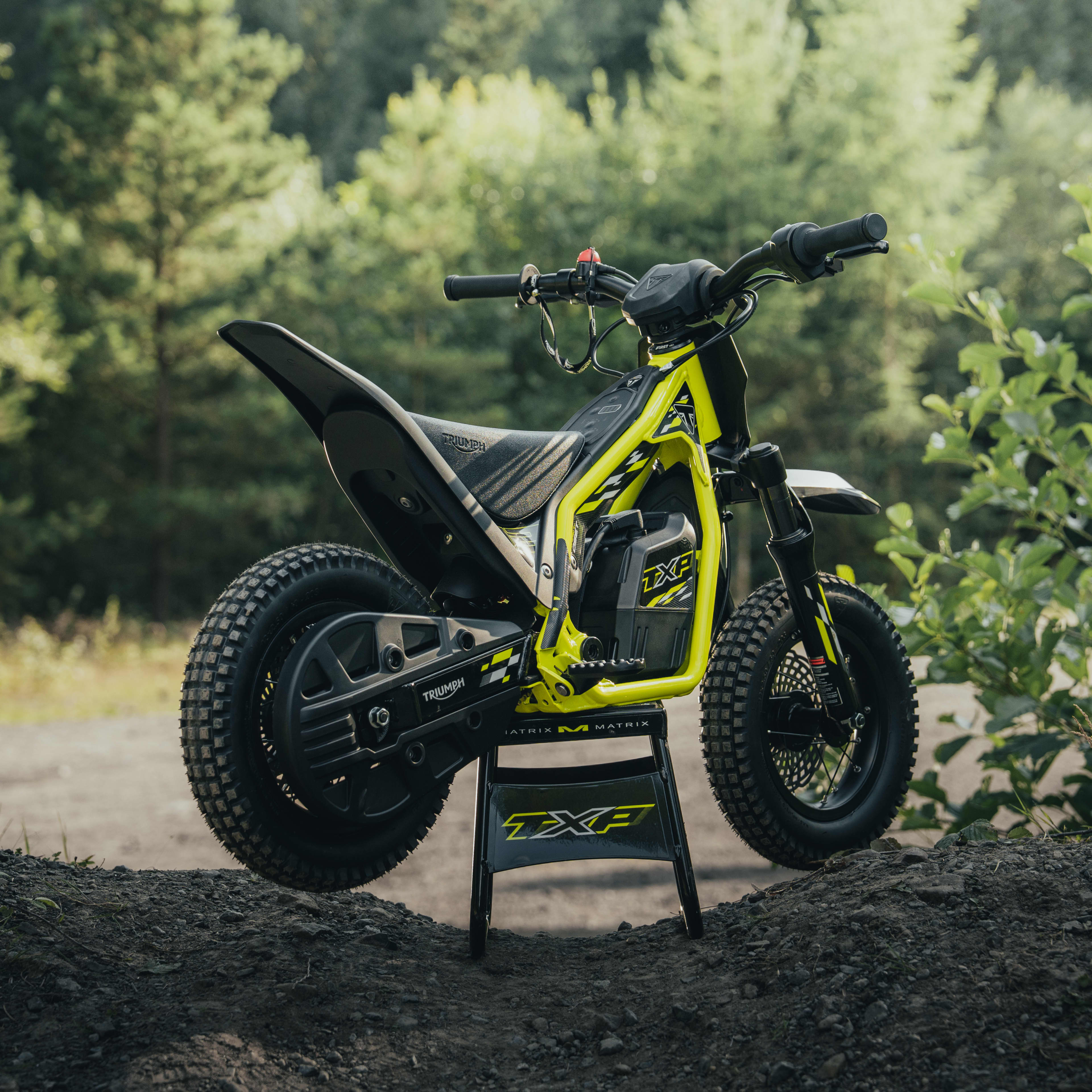 A lithium-ion battery with smart protection features delivers long ride times, fast charging, and simplified handling for parents and service techs.
