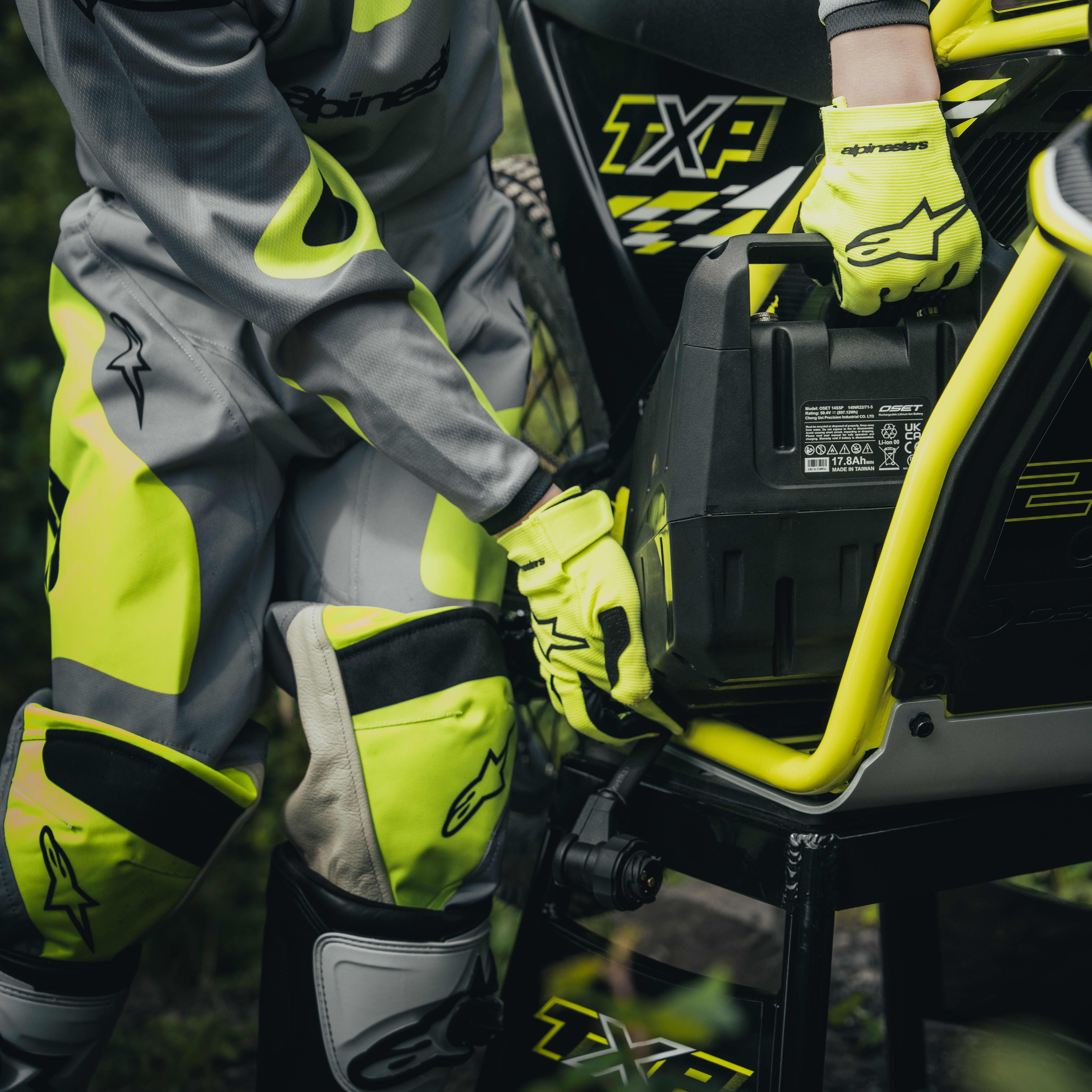 High-capacity lithium battery delivers long, consistent performance with quick-release handling and waterproof protection for all-terrain use.