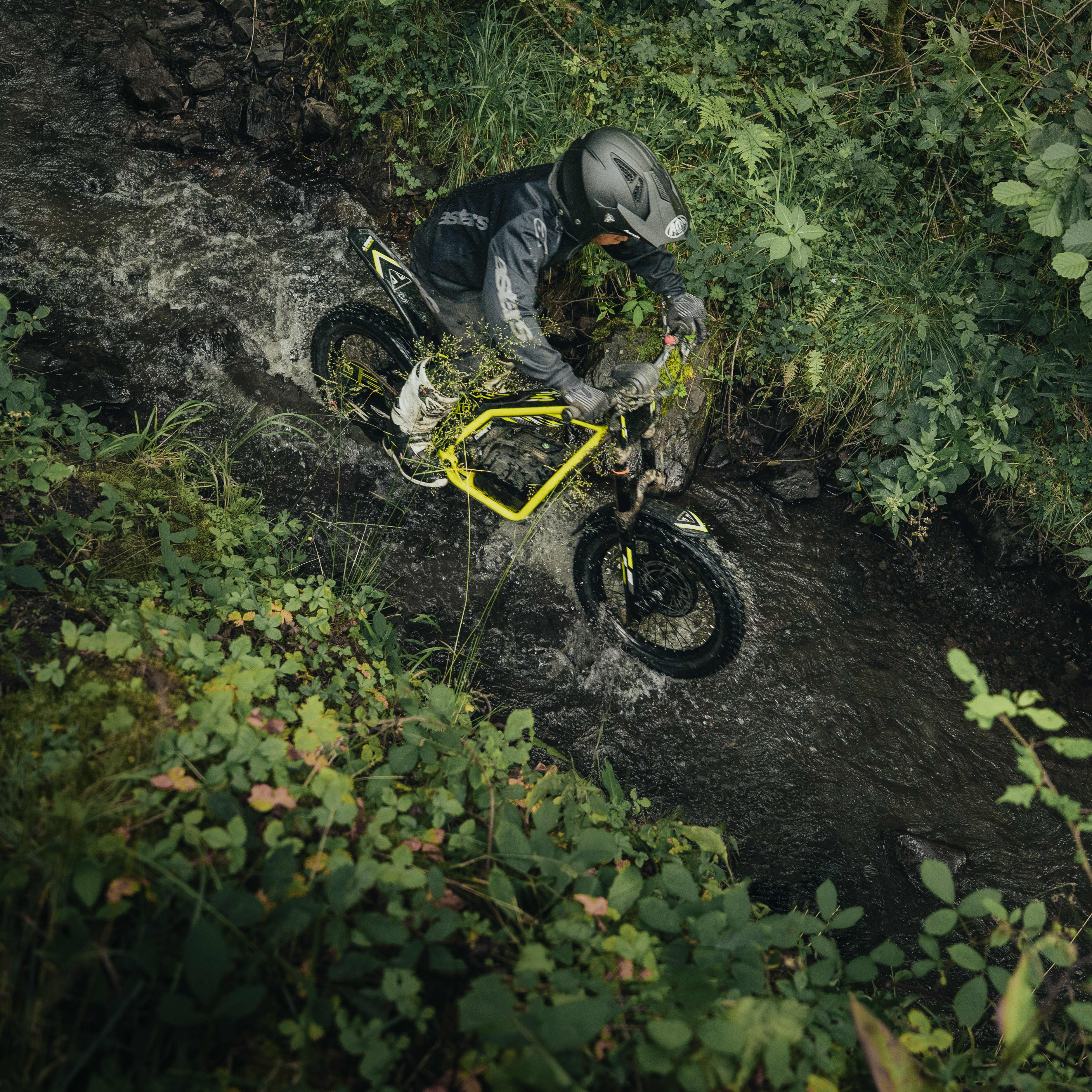 All rider contact points are proportioned for ages 7–10, with control comfort and ergonomic design that supports longer, faster, and more technical riding.