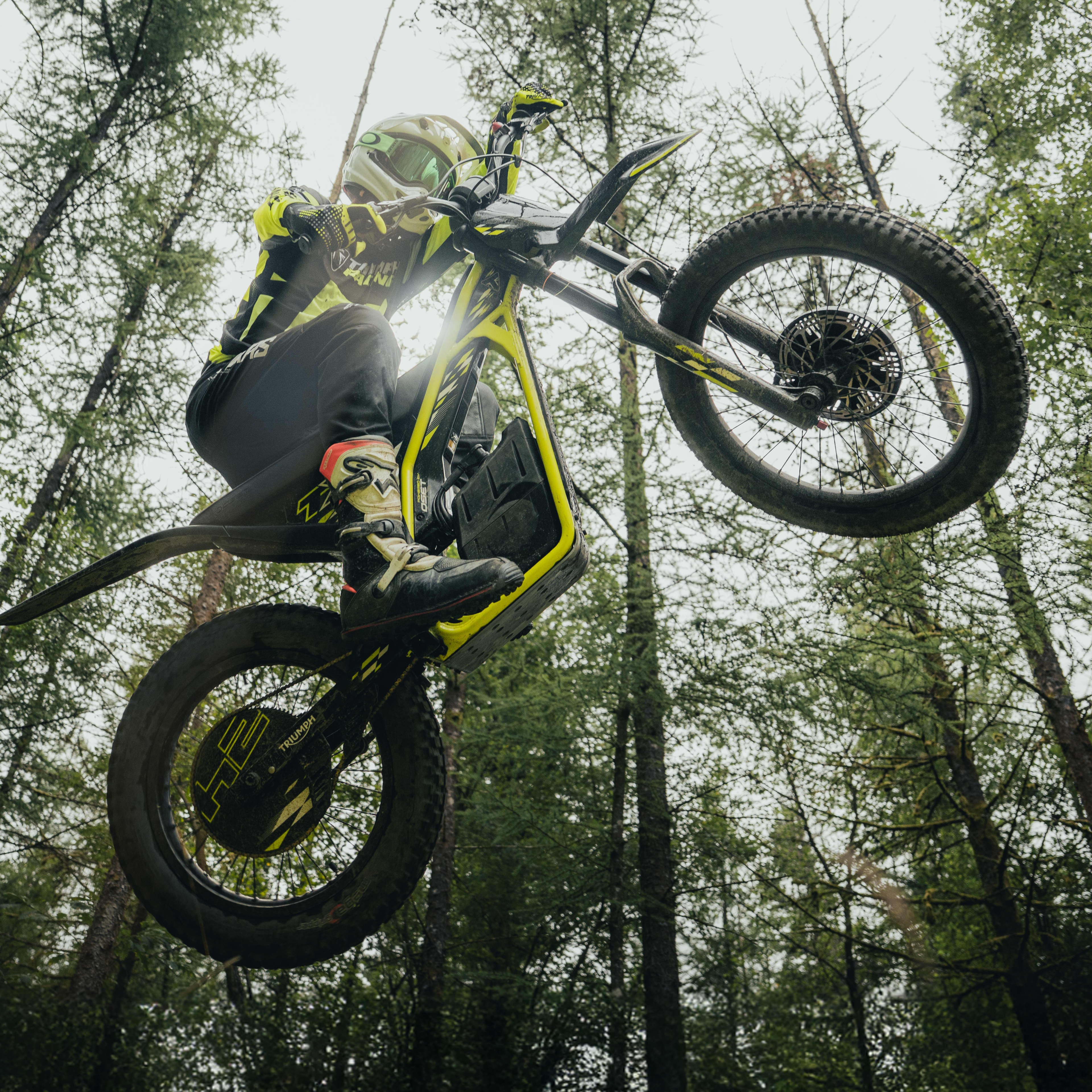 TXP-24’s high-output battery is designed to deliver powerful performance over extended ride sessions, with robust waterproofing and quick-release operation.