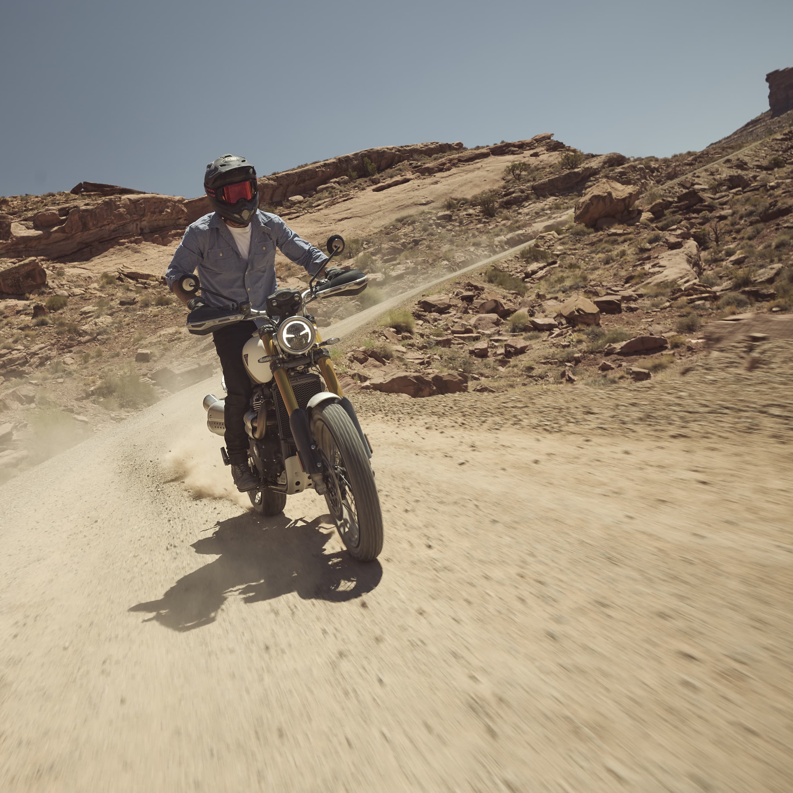 Ein spezielles Scrambler-Fahrwerk, eine hochwertige Aufhängung mit langem Federweg und ein 21-Zoll-Vorderrad sorgen für unerschütterliche Souveränität auf Asphalt und im Gelände. 