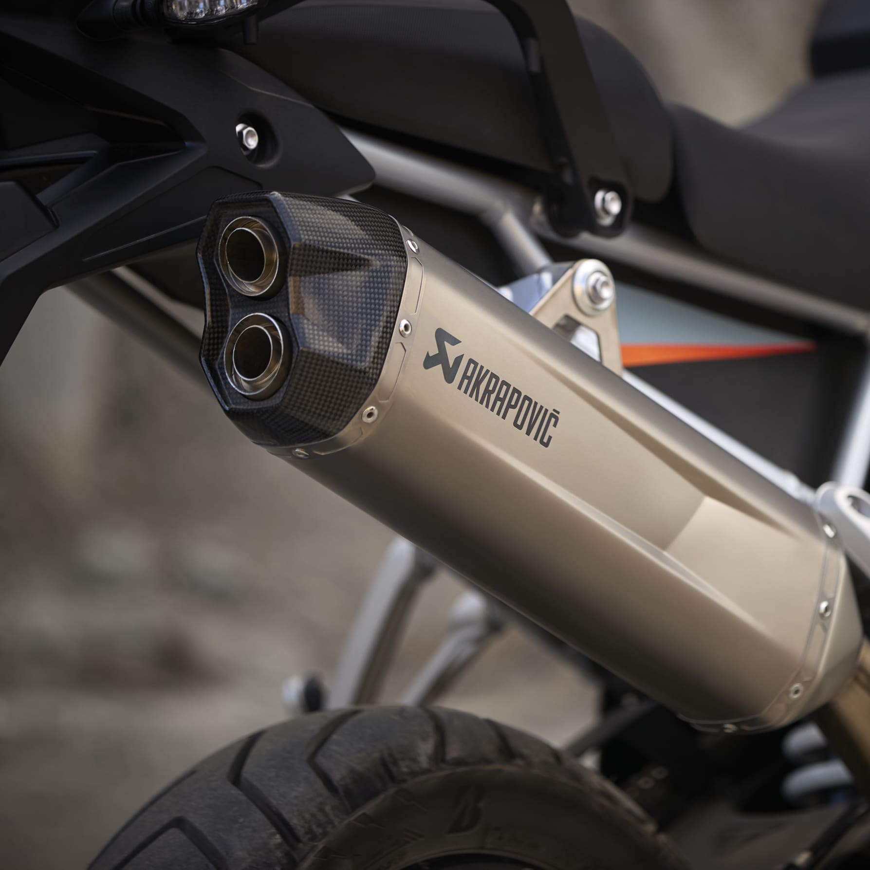 El tricilíndrico T-Plane de 900cc, con su inigualables 108 CV de potencia, es el motor de media cilindrada definitivo para el trail.