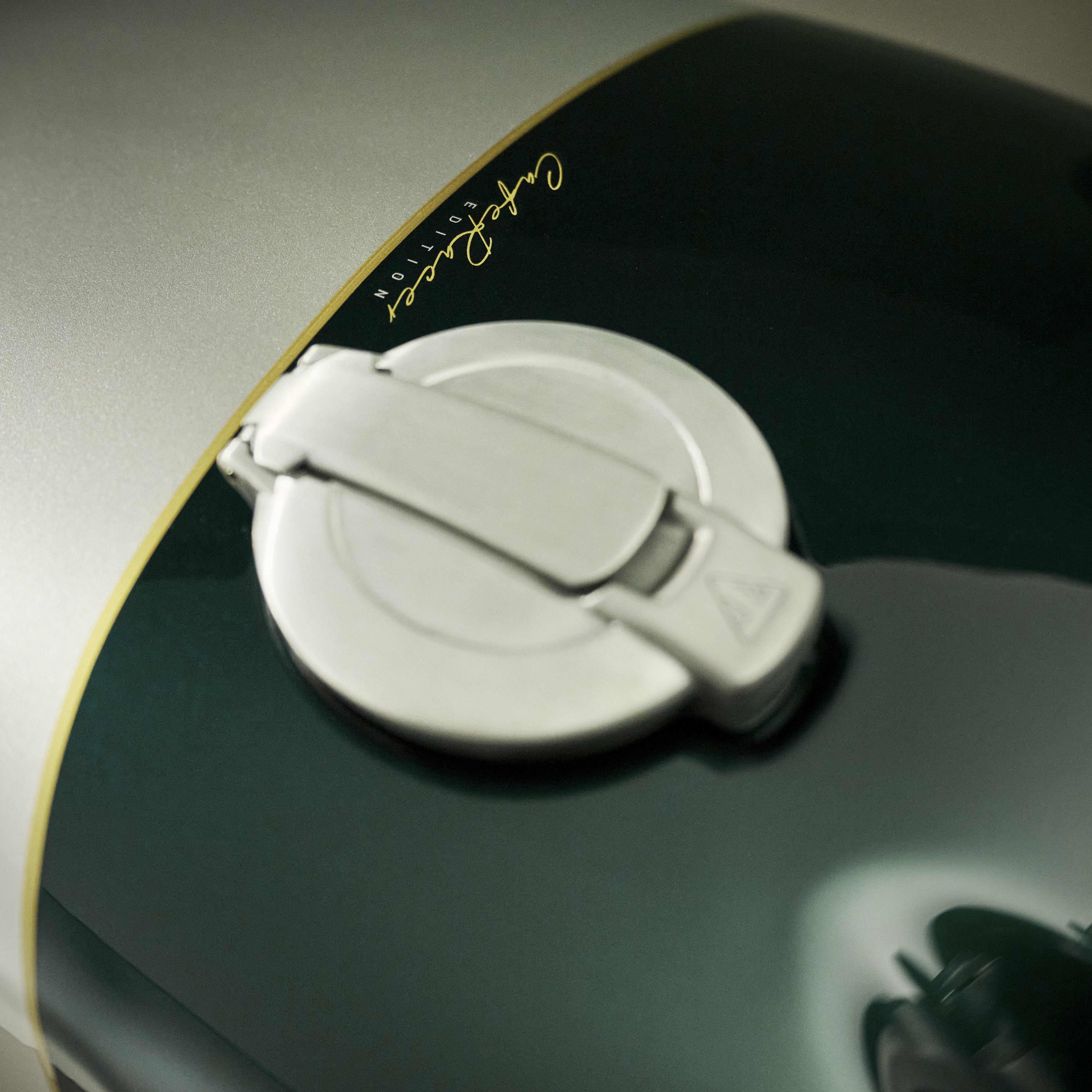 Triumph Classic Speed Twin Cafe Racer Edition in Aluminium silver / Competition green detailed shot of tank 