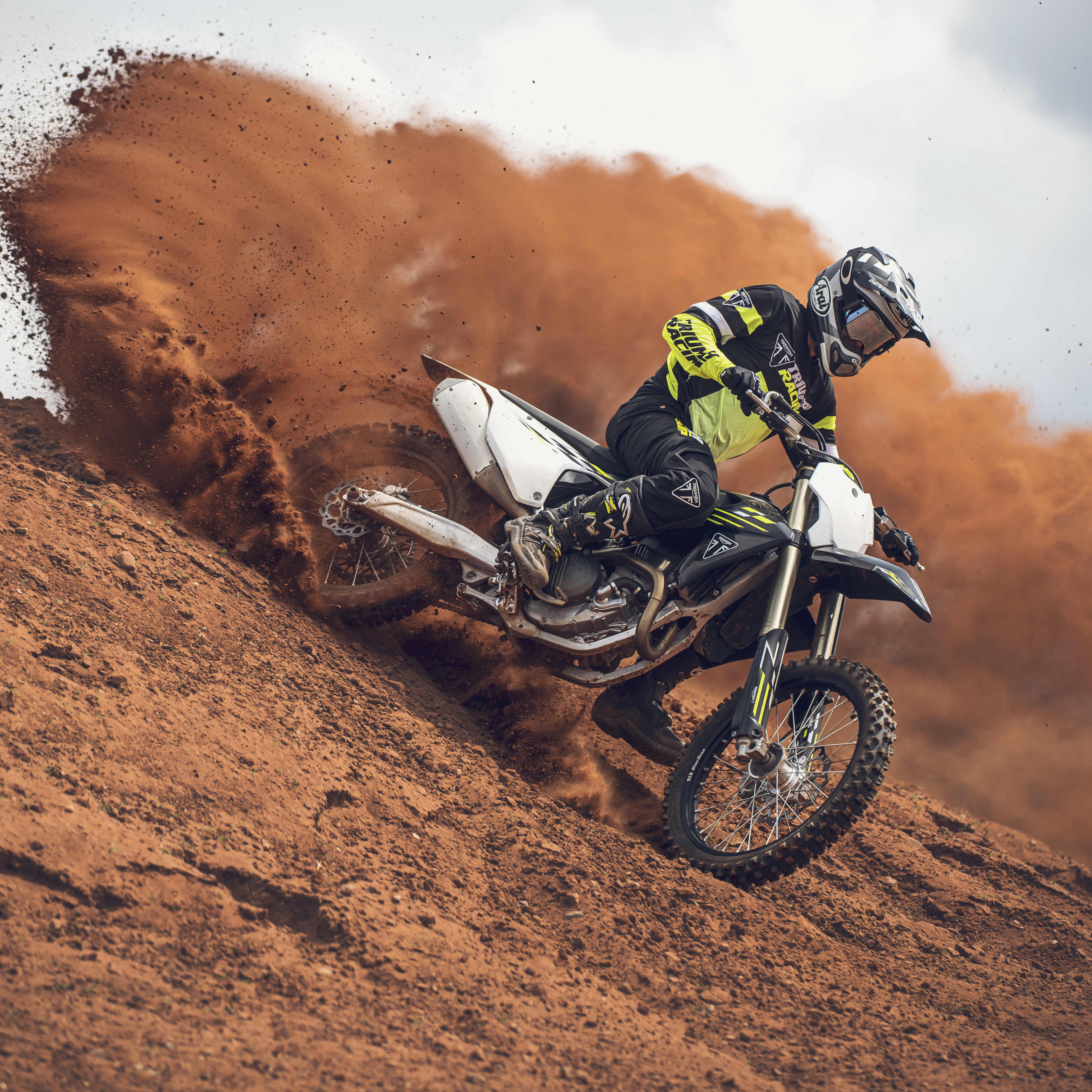 Cada parada del tour está diseñada para acercar el universo Triumph Racing a los pilotos y aficionados al off‑road de toda Europa. 