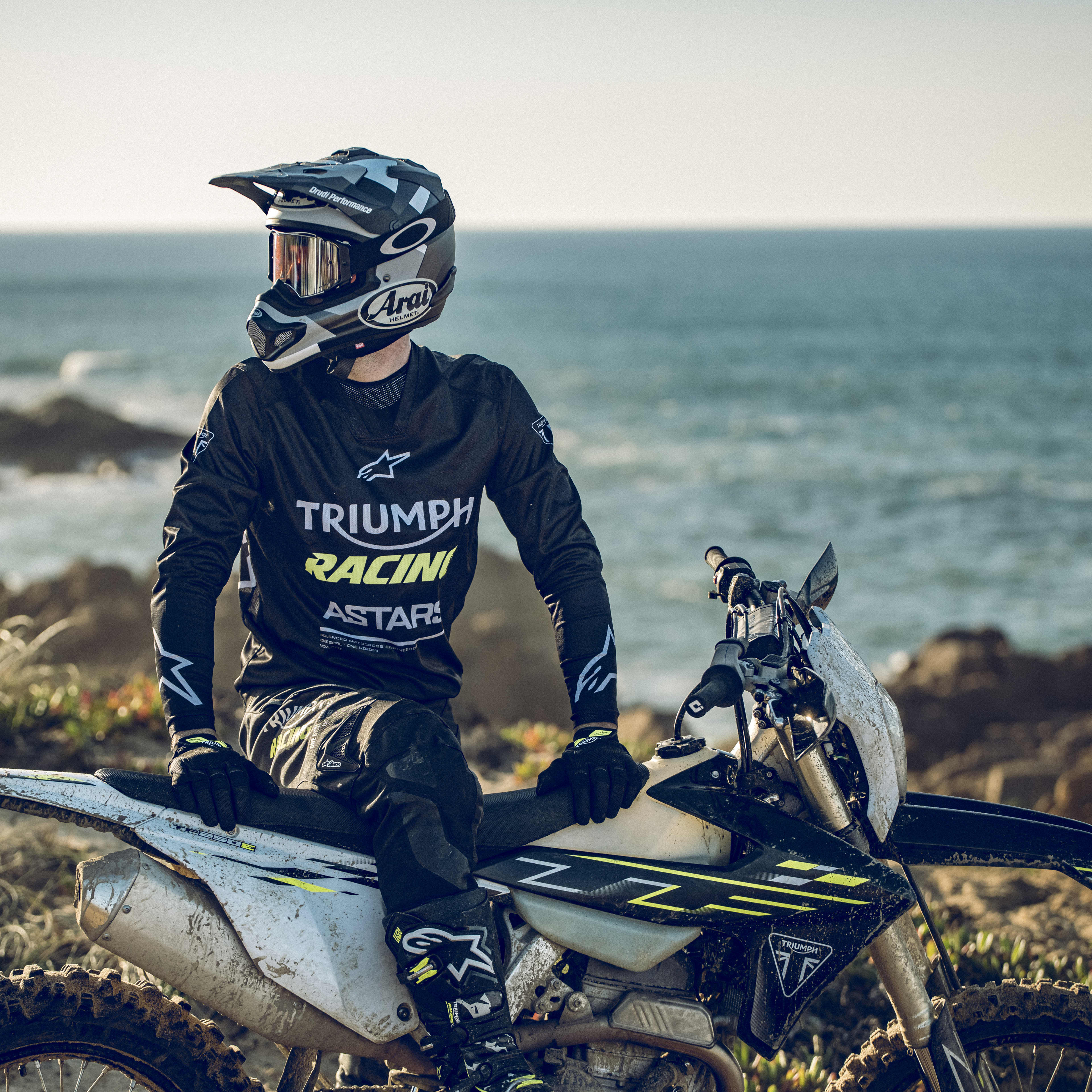 RIDE WITH LEGENDS es una oportunidad única para vivir la energía, el rendimiento y las capacidades de toda la gama Triumph de Enduro y Motocross.