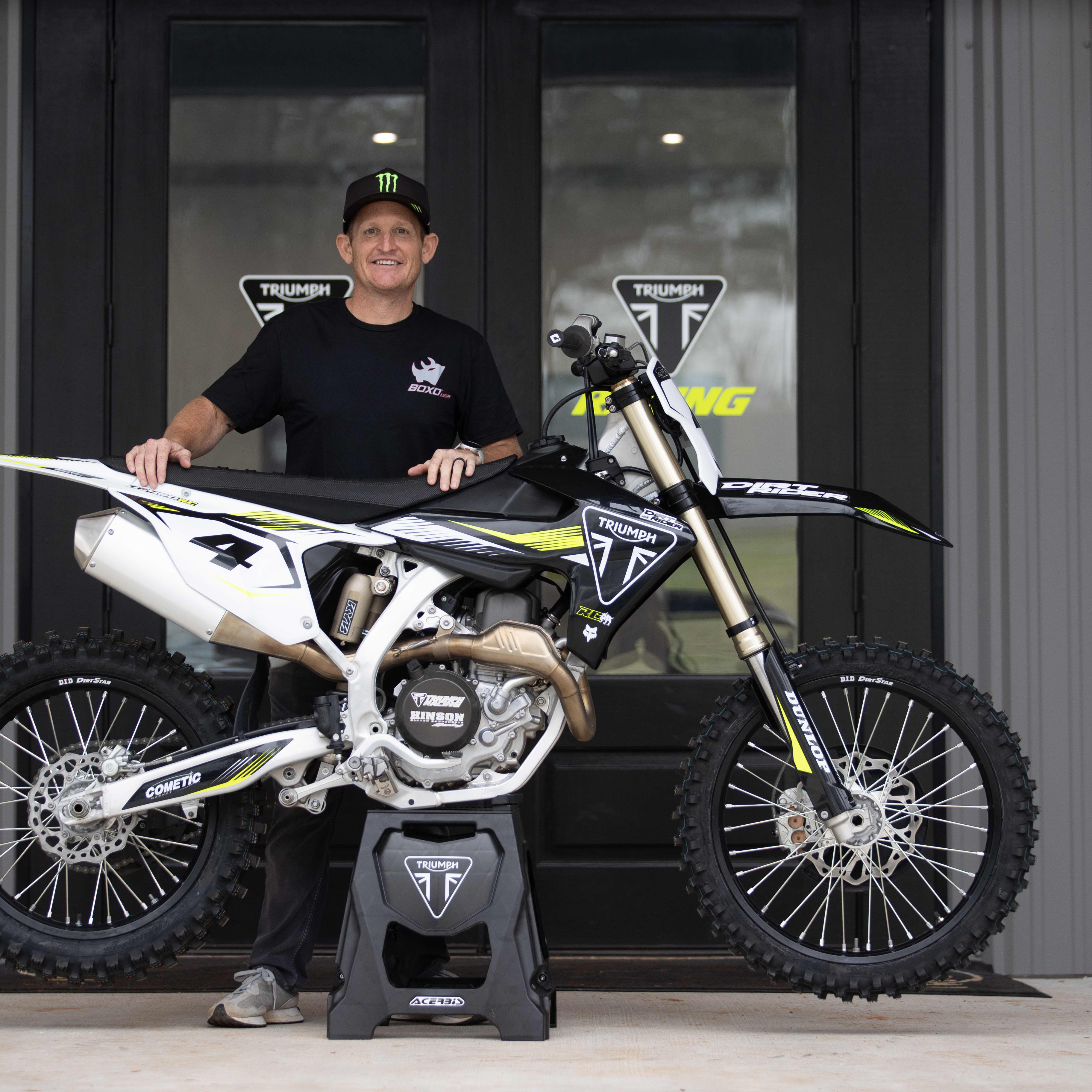 Ricky Carmichael es uno de los nombres más famosos del motocross de todos los tiempos. En el RIDE WITH LEGENDS, compartirá su experiencia en las carreras, su conocimiento técnico y su pasión por el off‑road con los aficionados de toda Europa. 