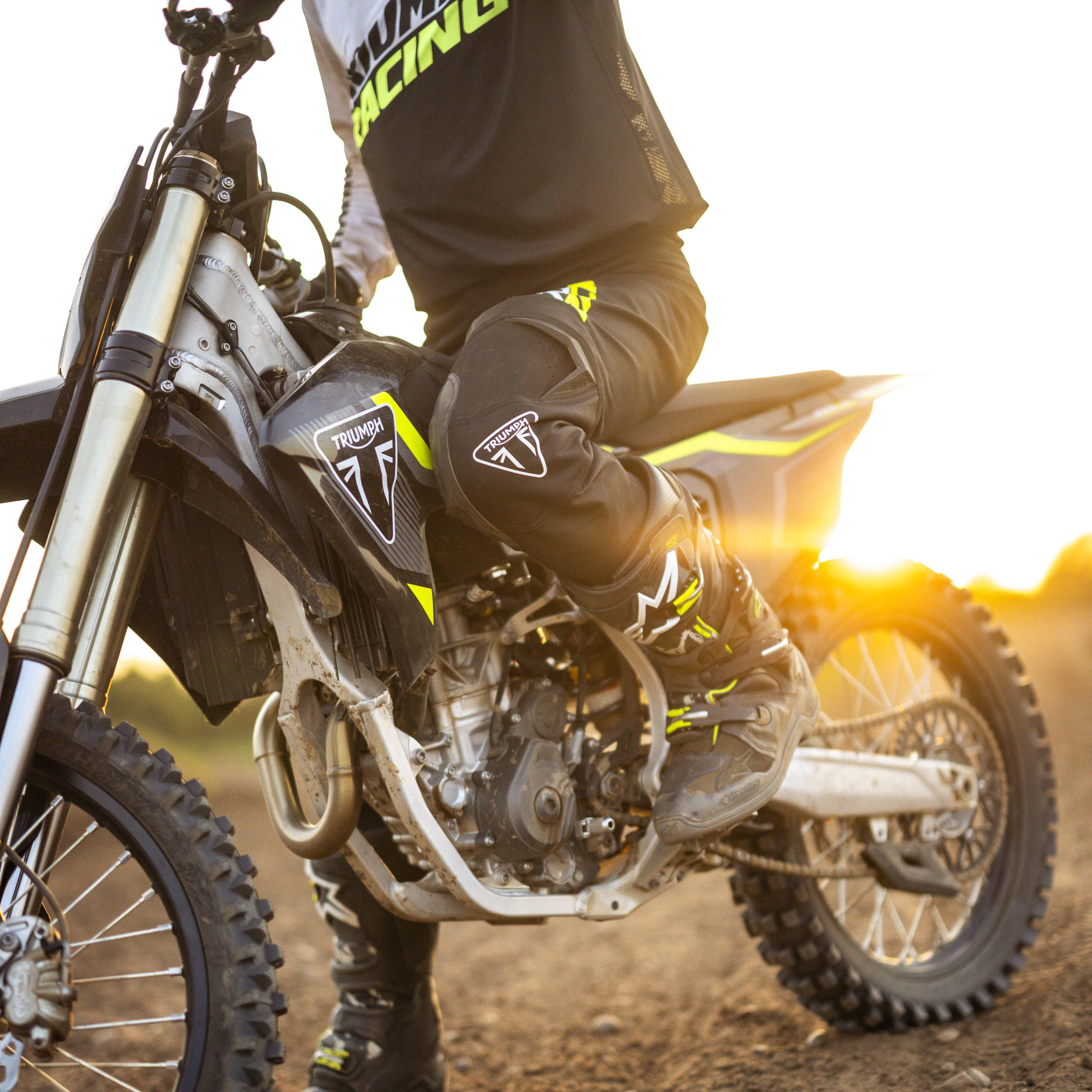 Le moteur de la TF 250-X, entièrement usiné en interne, bénéficie du niveau de production très haut de gamme et des décennies de savoir-faire technique de Triumph. Les composants hautement raffinés, y compris le pare-flamme, la chambre de combustion, les orifices, les sièges et les guides, optimisent la géométrie des orifices et la circulation de l’air. L’acheminement du liquide de refroidissement optimisé par CFD stabilise la température du moteur lors des longues courses, tandis que la conception à culasse compacte facilite et accélère les entretiens.