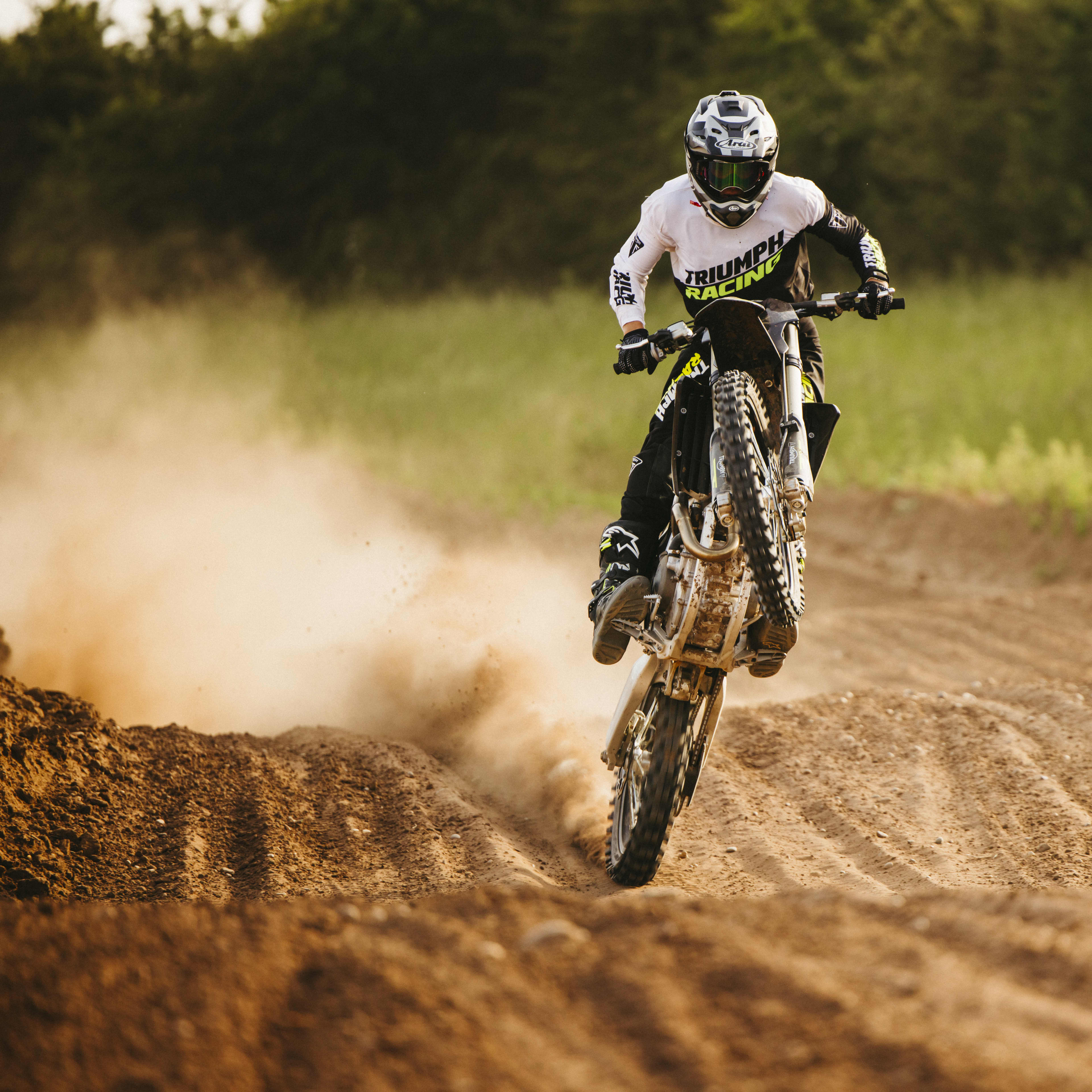 Le bras oscillant hydroformé et le système de tringlerie forgé et usiné utilisent une géométrie éprouvée en motocross mise au point en collaboration avec nos écuries constructeur internationales. Les motocross Triumph offrent un train arrière prévisible, une maniabilité hors pair et une excellente relance en sortie de virage, le tout combiné à des performances à la fois rapides et stables dans les whoops, les appuis et les enchaînements de sauts.