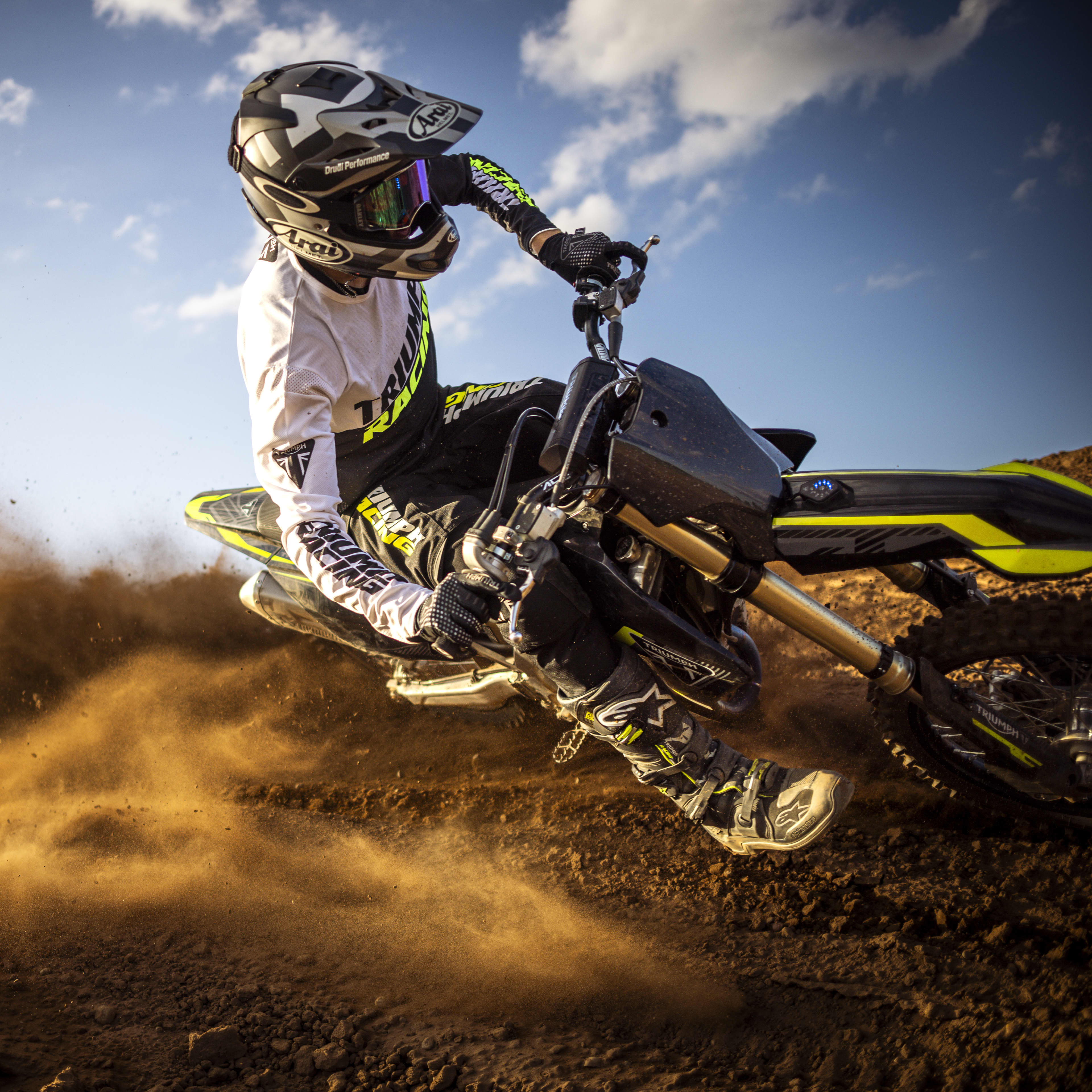 La TF 250-X présente une hauteur de selle de 960 mm. La position de conduite rassurante facilite ainsi les changements de trajectoire rapides, les entrées de virage agressives et le contrôle dans les ornières et sur les appels de saut. Le carénage fin, dont sont dotées nos machines d’usine victorieuses en compétition, et la section centrale étroite offrent une grande liberté de mouvement, facilitent les transferts de poids et maintiennent l’équilibre et le confort.

