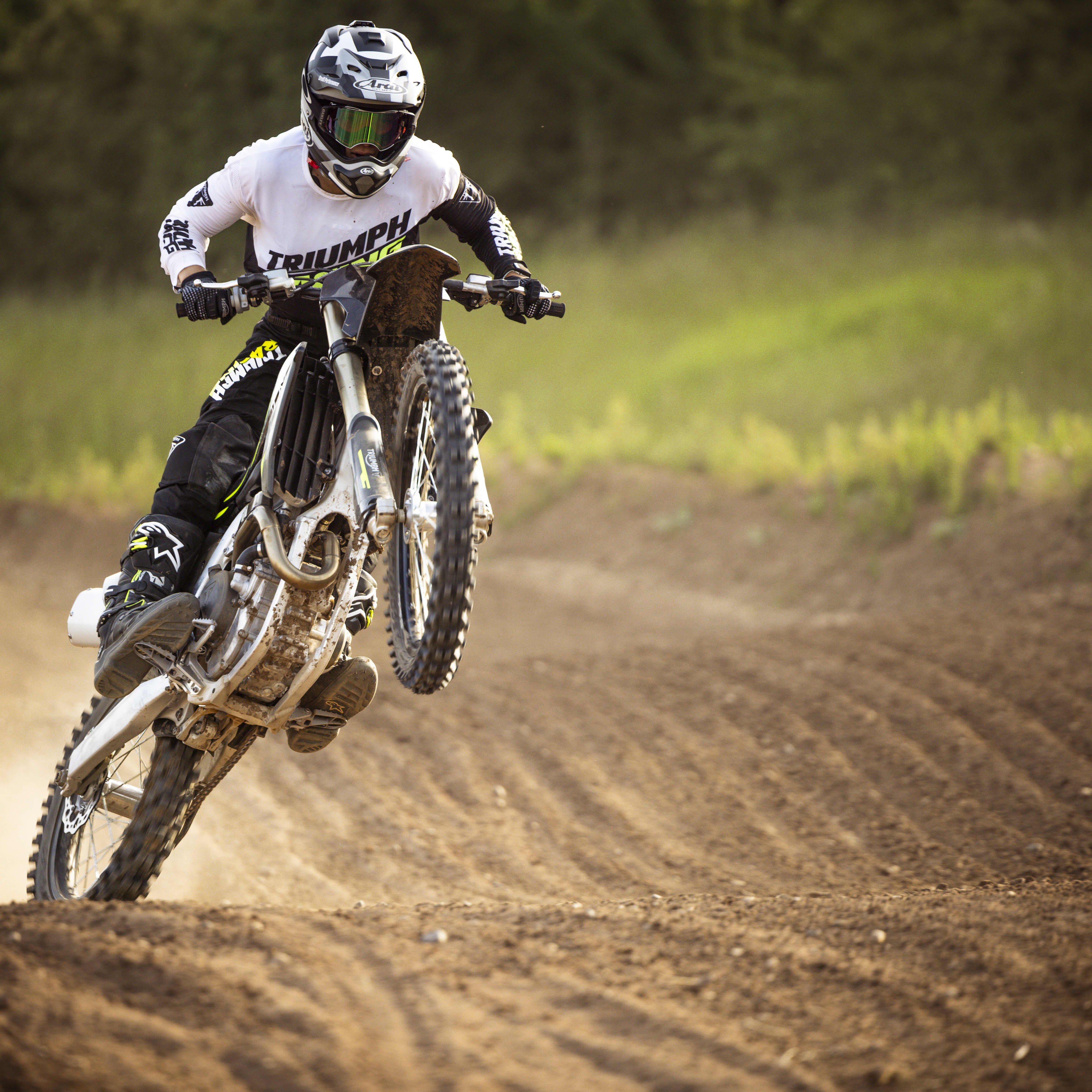 Co-développé avec Athena, qui possède une grande expérience de la compétition au plus haut niveau et travaille en étroite collaboration avec Triumph Factory Racing sur nos motos de course AMA Supercross et Pro Motocross, l’ECU de la TF 250-X gère les stratégies d’allumage, de traction et de lancement avec une précision éprouvée en compétition. Deux cartographies moteur de série proposent un mode pleine puissance et un mode adouci, tandis que le module Wi-Fi en option et l’application MX Tune Pro déverrouillent dix cartographies supplémentaires pour une puissance, une réactivité de la commande des gaz et un freinage moteur sur mesure. La TF 250-X peut être facilement personnalisée selon les préférences du pilote grâce à des technologies appréciées par les professionnels.