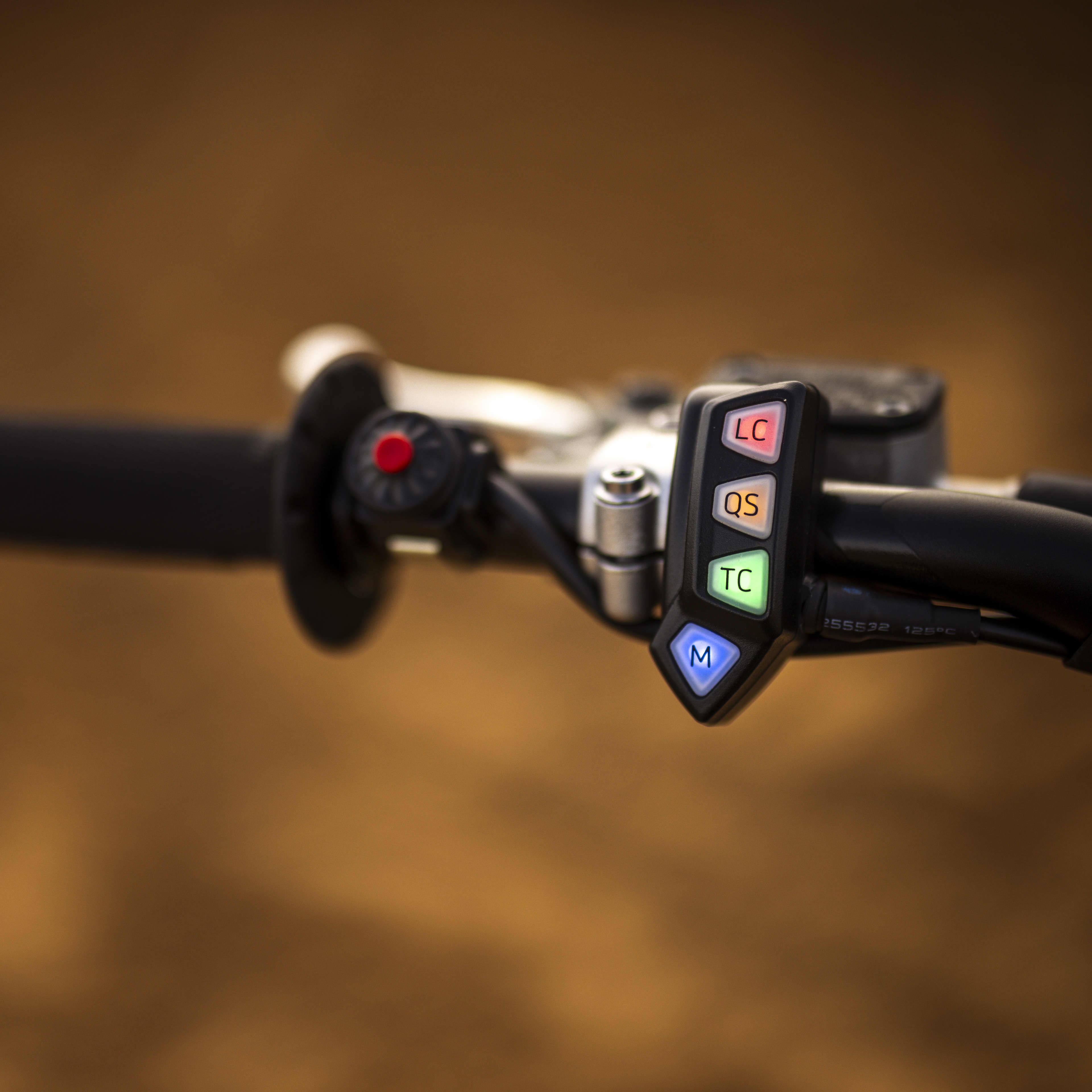 L’antipatinage avancé, le Launch Control, le Quickshifter et les deux cartographies moteur permettent au pilote de s’adapter instantanément aux changements de terrain et de personnaliser son expérience à l’égal des professionnels, pour une puissance plus souple, des démarrages plus rapides et une confiance accrue lors des accélérations.
