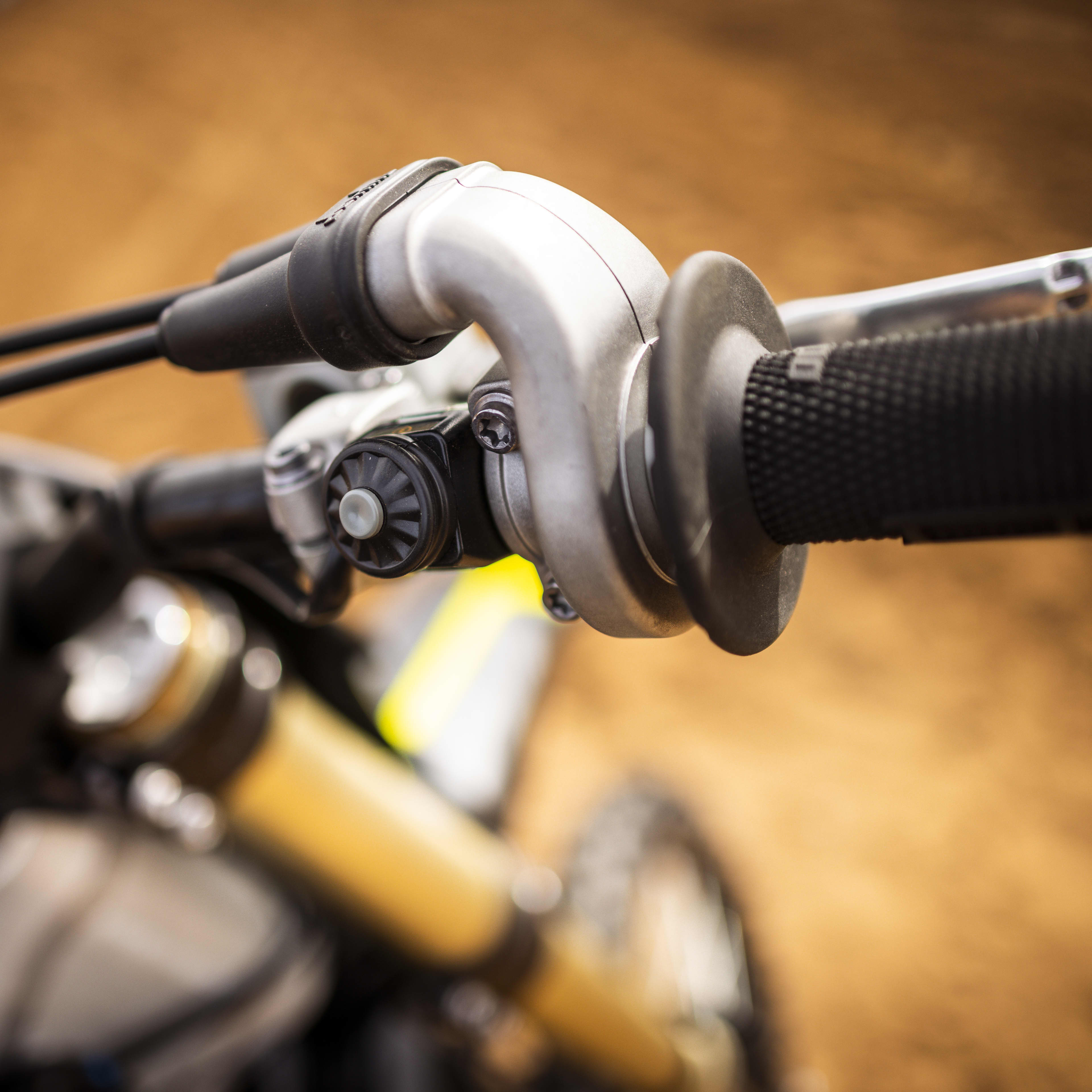 Conçue pour optimiser la connexion et la maîtrise du pilote, la TF 250-X offre une ergonomie exceptionnelle, pour un confort, une agilité et une maniabilité hors pair. Le guidon à noyau en carbone ProTaper ACF, les poignées lock-on ODI Half-Waffle et les tés légers en aluminium 7075-T6 usinés sur machine CNC maximisent la précision de direction et le ressenti à l’avant. La selle ultra-adhérente améliore la mobilité et la confiance du pilote lors des attaques sur circuit.