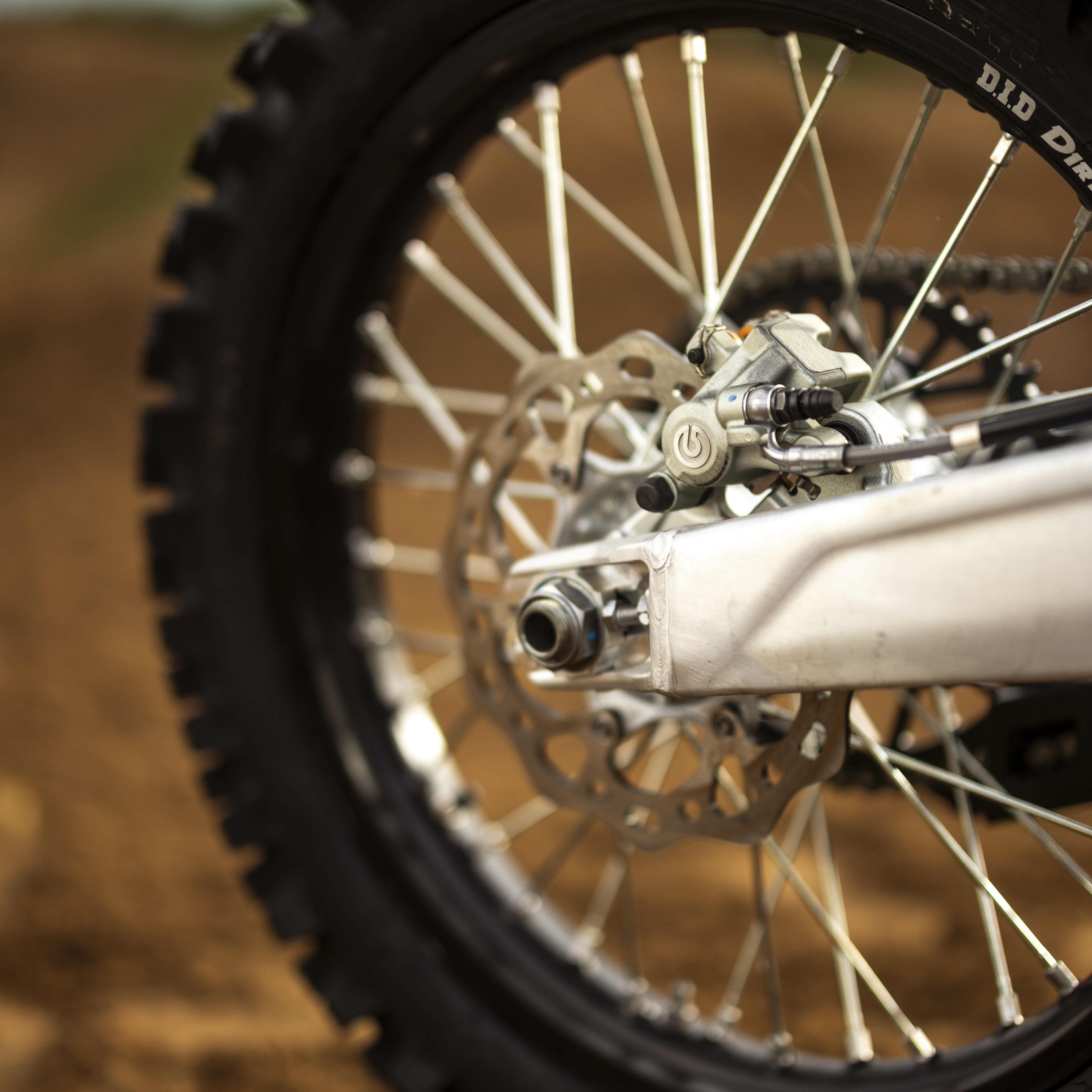 Référence absolue dans sa catégorie, chaque élément de freinage est conçu pour maximiser la confiance du pilote, la maîtrise et la puissance de freinage dans les situations les plus exigeantes. La TF 250-X est équipée de freins Brembo et de disques de frein Galfer qui assurent des performances de freinage régulières, puissantes et très réactives.