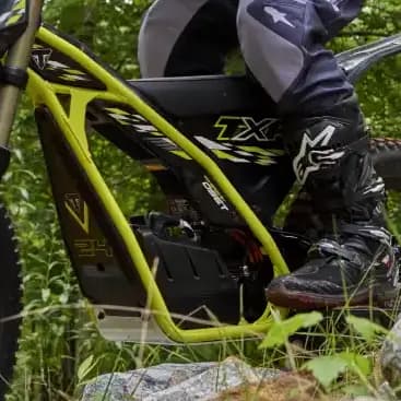 TXP-24’s high-output battery is designed to deliver powerful performance over extended ride sessions, with robust waterproofing and quick-release operation.